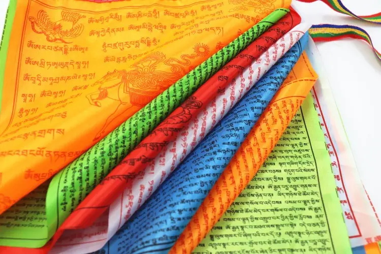 Drapeaux de prière bouddhistes tibétains