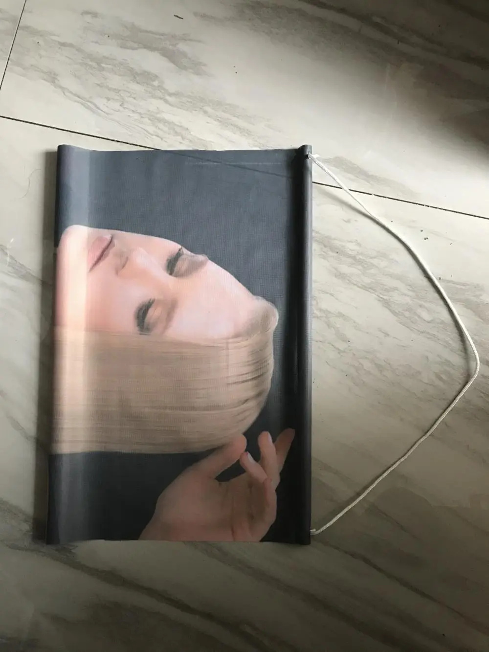 Bannière numérique intérieure avec bâton